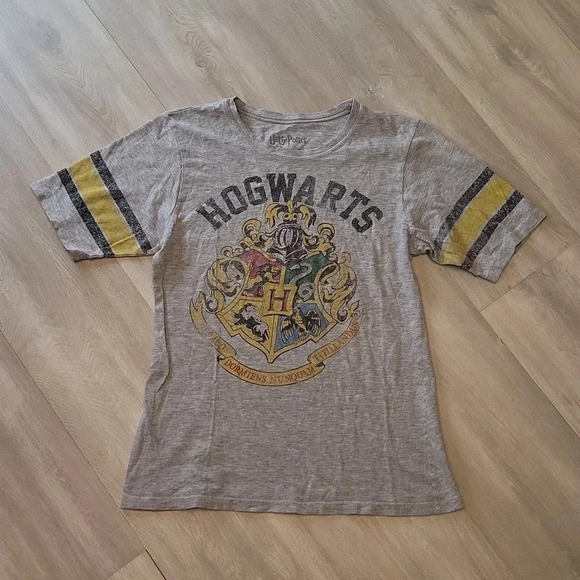 🛍Harry Potter Hogwarts Draco Dormiens Nunquam Titillandus Crest Womens Tee L‎ - Picture 1 of 5